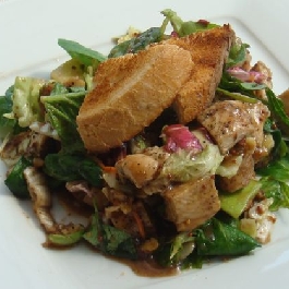 Provance-i csirkés zöldsaláta