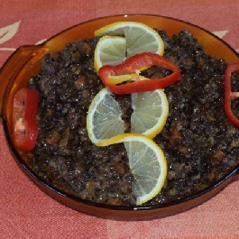 Langyos feketelencse saláta