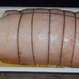 Bőrös malacoldalas tekercsben sütve, langyos lencsesalátával