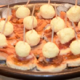 Baconos-sajtos miniszendvics