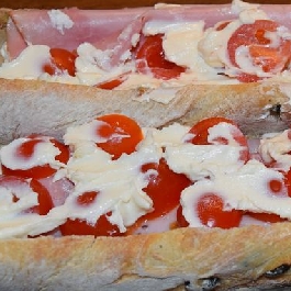 Sonkás-sajtos szendvics paradicsommal