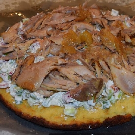 Csirkecomb burgonyalepényen, pikáns tejföllel