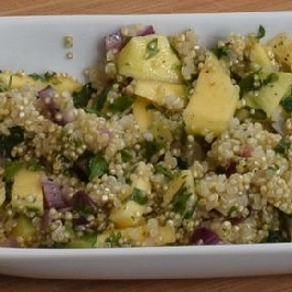 Quinoa saláta mentával és mangóval
