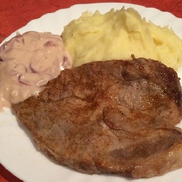 Grilltarja burgonyapürével és majonézes lilahagymával