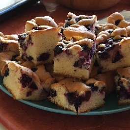 Áfonyás-szilvás piskóta