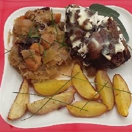 Aszalt gyömölcsös káposztán sült csirkecomb