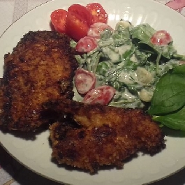 Tepsiben rántott csirke salátával