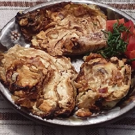 Kel baconnal és tejföllel