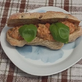 Rápával sült, fűszeres lapocka szendvicsben