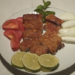 Ropogós, aranyra sült hasalja szalonna