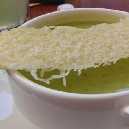 Mentás zöldborsókrémleves sajtchipsszel