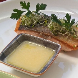 Sült lazac citromos vajmártással