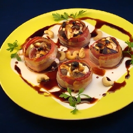 Kecsketúróval töltött, baconba tekert füge