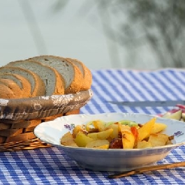 Paprikás krumpli bográcsban