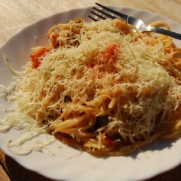 Spagetti olivával és tenger gyümölcseivel