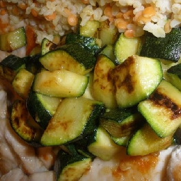 Csirkemell grillezett cukkinivel és vöröslencsés bulgurral