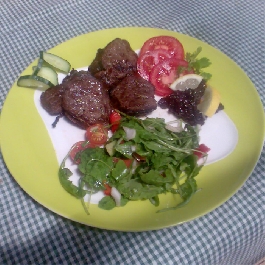 Őzérme rósejbnivel és somlekvárral