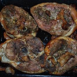 Bőrös malaccomb szeletben sütve