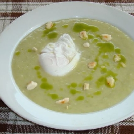 Spárgakrémleves zöld olajjal