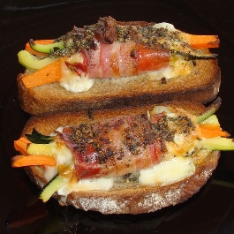 Serrano sonkába tekert zöldséges pirítós