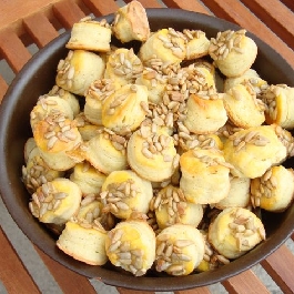 Túrós pogácsa szotyolával