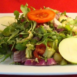 Almás rukkolasaláta