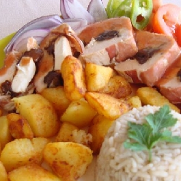 Szilvával és fetával töltött csirkemell