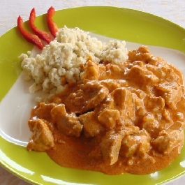 Harcsapaprikás kapros túrógaluskával